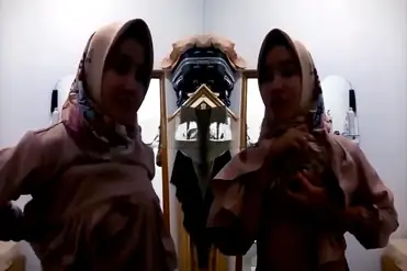 Bertopeng Colmek Asyik Sendirian